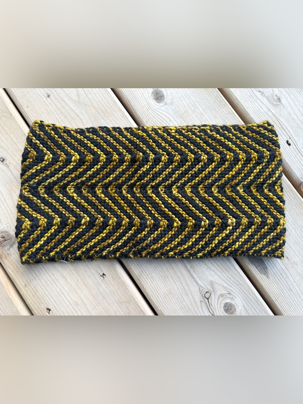New Hand-Knitted Soft Wool-blend Gold & Black Wave Pattern Infinity Wrap Scarf
